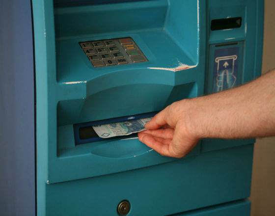Raport NBP: za i przeciw wprowadzaniu nowych opłat za wypłatę z bankomatu